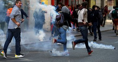 اعتقال أشخاص وغلق 30 محطة مترو وإلقاء مسيل للدموع فى مظاهرات السترات الصفراء بفرنسا