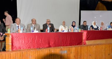 صور.. رئيس جامعة المنصورة ونائبه يشرحون طبيعة الدراسة والأنشطة للطلاب الجدد