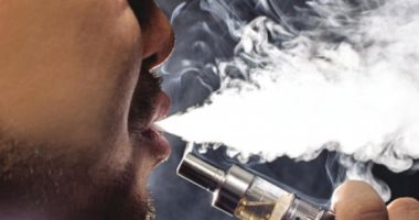 أبخرة السجائر الإلكترونية تصيب الرئتين "بحروق كيميائية" 