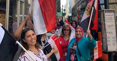 صور.. أبناء الجالية المصرية بأمريكا أمام مقر إقامة الرئيس للاحتفال بقدومه