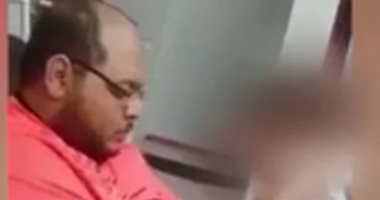 رواد مواقع التواصل يتداولون مقطع فيديو لشخص يعذب طفلة ويطالبون بمحاسبته