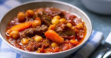 بخطوات سهلة وبسيطة.. طريقة عمل اللحم بالحمص فى دقائق