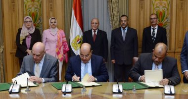 "العصار" يشهد توقيع مراسم تأسيس شركة للصوب الزراعية مع عالم مصرى بالخارج