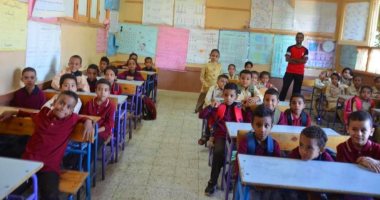 صور.. طلاب الأقصر ينتظمون فى مدارسهم.. ووكيل التعليم يكلف الإدارات بتسليم الكتب