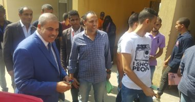 صور.. رئيس جامعة الأزهر يوزع الأقلام على الطلاب فى أول يوم دراسة