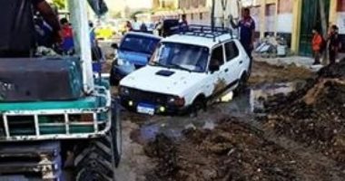 شكوى من انتشار برك المياه وتراكم القمامة فى شارع يضم 11 مدرسة بالإسكندرية