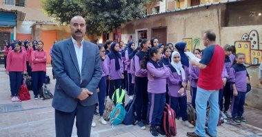 صور.. وكيل تعليم الجيزة يتابع بدء الدراسة ويوجه بتفعيل بنك المعرفة