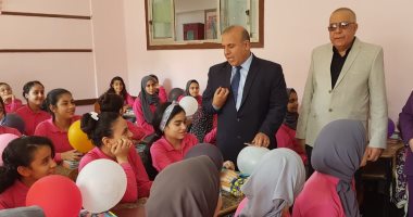 صور.. جولة تفقدية لوكيل التعليم في أول أيام الدراسة بالدقهلية