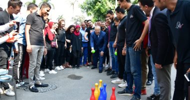 رئيس جامعة القاهرة فى مباراة "بولينج" مع الطلاب بأول يوم دراسة