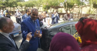 صور.. رئيس جامعة الأزهر يوزع "مجات" على الطالبات فى أول أيام الدراسة