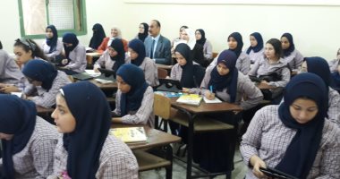 صور.. حضور طالبات الصف الثانى الثانوى بالتابلت فى أول يوم دراسى