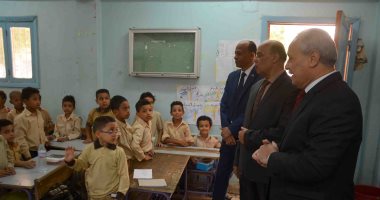 فيديو وصور.. محافظ الأقصر يتفقد المدارس ويستمع لآراء التلاميذ والطلاب داخل الفصول
