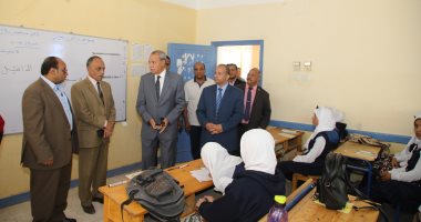 محافظ قنا يتفقد عدد من المدارس فى بداية العام الدراس الجديد.. صور