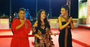 شاهد.. كندة علوش تغنى وترقص فى مهرجان الجونة.. إنجى على وأروى تصفقان لها