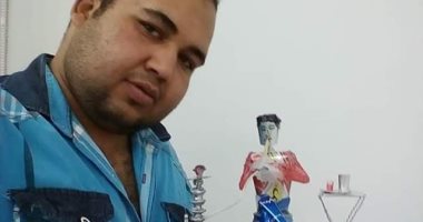 يهوى إعادة التدوير.. محمد بيعمل من علب المشروبات الغازية مجسمات وأنتيكات