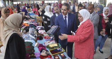 صور... رئيس جامعة السويس يفتتاح معرض "أهلا مدارس"
