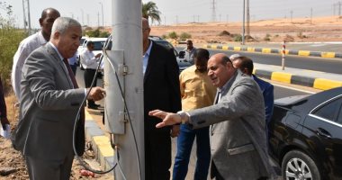 محافظ أسوان يرصد قمامة وأسلاك كهربائية خلال جولته على المدارس