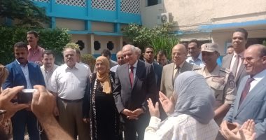 محافظ الجيزة يصرف شهر مكافأة لمسئولى التعليم بالعجوزة لتميزهم
