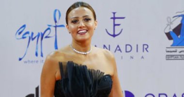 "عشان تبعد إيدك عن وشك".. بشرى تنصح بهذا الاختراع للوقاية من كورونا