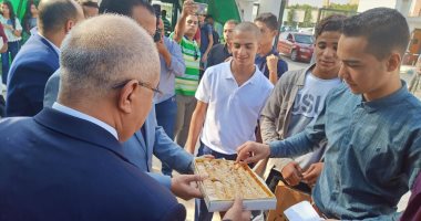 صور.. رئيس جامعة أسيوط يستقبل الطلاب بالحلوى على البوابات.. ورئيس مطروح يتفقد الكليات