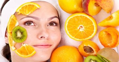 مرة كل سنة وممنوع التعرض للشمس.. نصائح لتقشير البشرة بأحماض الفواكه