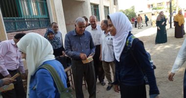 توزيع الحلوى على طلاب مدرسة الشهيد حسن حمدى بالشرقية 