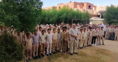 طلاب مدرسة ابتدائى بالفيوم يغنون نشيد الصاعقة فى الطابور
