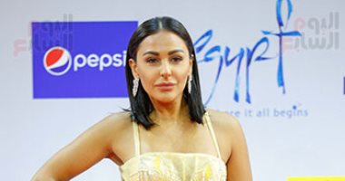 نور ولجين عمران وميس حمدان أول الحاضرين فى عرض فيلم "لما بنتولد" 