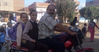 على الموتوسيكل رايحين المدرسة.. قارئ يشارك بصور لأبناؤه بأجمل ابتسامة