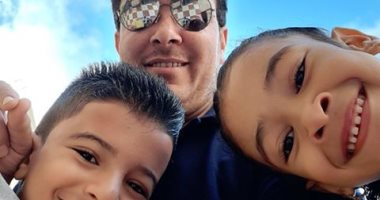 بأحلى سيلفى.. "يوسف" يشارك بصورة لأطفاله أول يوم مدرسة