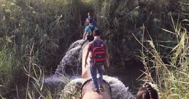 صور.. أطفال يسيرون على ماسورة لعبور ترعة بقرية المجابرة للوصول للمدرسة