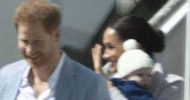 نفس الطاقية .. آرتشى يظهر بملابس الأمير هارى أثناء طفولته