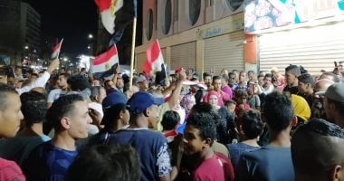 صور.. أهالى السويس ينظمون وقفة لتأييد الرئيس السيسى بميدان الأربعين