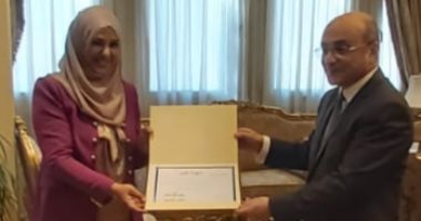 صور.. عمر مروان يكرم الموظفين المتميزين بوزارة شئون مجلس النواب