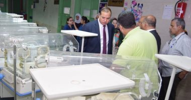صور.. رئيس جامعة سوهاج يتفقد وحدة عناية الأطفال حديثى الولادة بالمستشفى الجامعى