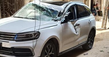 صور.. تهشم سيارة وقطع أسلاك الكهرباء بسبب سقوط ونش من الطابق الـ14 فى المحلة