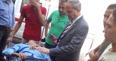 صور.. وكيل "تعليم الفيوم" يزور طالبا أصيب بكسر إثر سقوطه من الدور الثانى بمدرسته