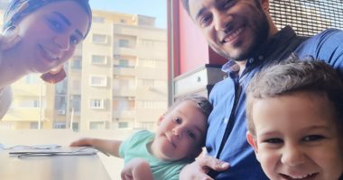مصطفى يشارك بصورة عائلته الصغيرة.. فى يوم الأسرة العالمى