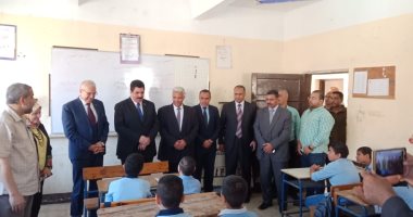 محافظ القليوبية يشارك طالبات مدرسة بنها الثانوية طابور الصباح وتحية العلم