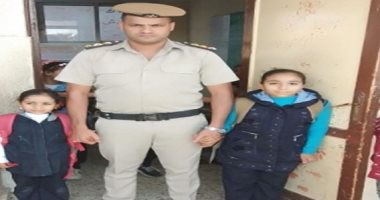 رجال الشرطة يصطحبون أبناء الشهداء لمدارسهم 