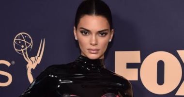 لابسة مشمع.. "كاندل جينر" بفستان "latex" فى حفل جوائز Emmy's 2019