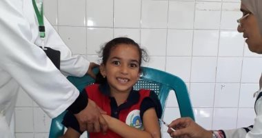 صور.. تطعيم طلاب مدارس الدقهلية للوقاية من الالتهاب السحائى البكتيرى