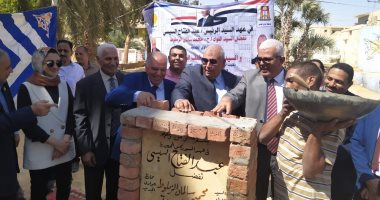 نقيب المعلمين ومحافظ الوادى الجديد يضعان حجز أساس لمبنى خدمات النقابة