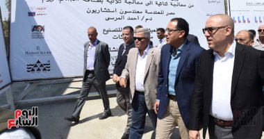 رئيس الوزراء يلتقط صورة تذكارية مع العاملين بمحطة مياه تزمنت