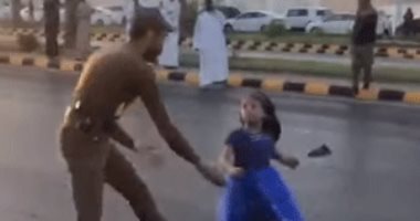 شاهد شجاعة ظابط سعودى أنقذ طفلة خلال احتفالات اليوم الوطنى.. فيديو