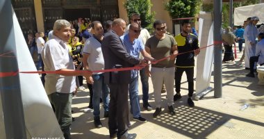 صور.. عميد حقوق الإسكندرية يفتتح معرضا للملابس مجانا للطلاب غير القادرين