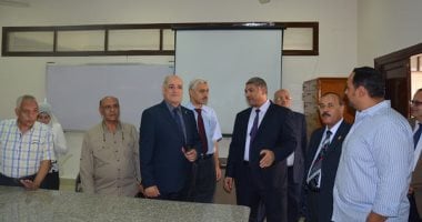 صور.. رئيس جامعة الفيوم يتفقد معامل كلية العلوم