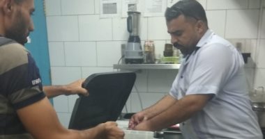 صور .. إعدام 149 كيلو أغذية فاسدة بمطعمين بالزقازيق