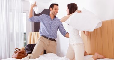 هتبقوا أصحاب وتوفروا فلوس.. اعرف مميزات الزواج فى السنة الـ15 