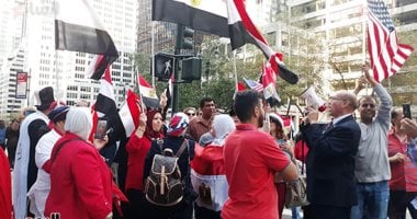 صور.. مظاهرة مؤيدة للرئيس السيسى أمام مقر إقامته فى نيويورك